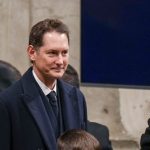 Σε νέα νομική διαμάχη με τη μητέρα του για την κληρονομιά του Ανιέλι, ο πρόεδρος της Ferrari, Τζ. Έλκαν