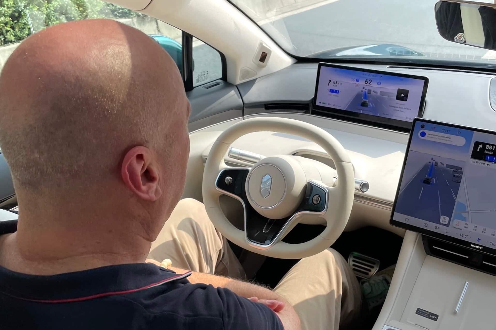 Luxeed R7: Το «Apple Car» της Κίνας που οδηγεί μόνο του στο απόλυτο χάος!