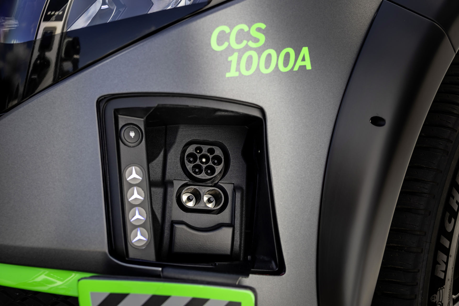 Mercedes Benz ELF: Laden von Elektrofahrzeugen neu gedacht Mercedes Benz ELF: a novel approach to charging electric vehicles Mercedes Benz ELF: Laden von Elektrofahrzeugen neu gedacht Mercedes Benz ELF: a novel approach to charging electric vehicles