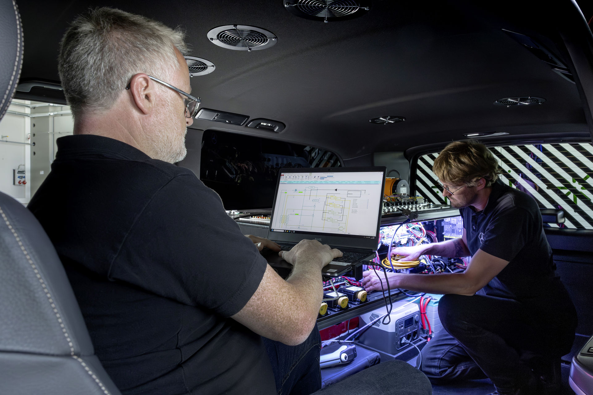 Mercedes Benz ELF: Laden von Elektrofahrzeugen neu gedacht Mercedes Benz ELF: a novel approach to charging electric vehicles Mercedes Benz ELF: Laden von Elektrofahrzeugen neu gedacht Mercedes Benz ELF: a novel approach to charging electric vehicles