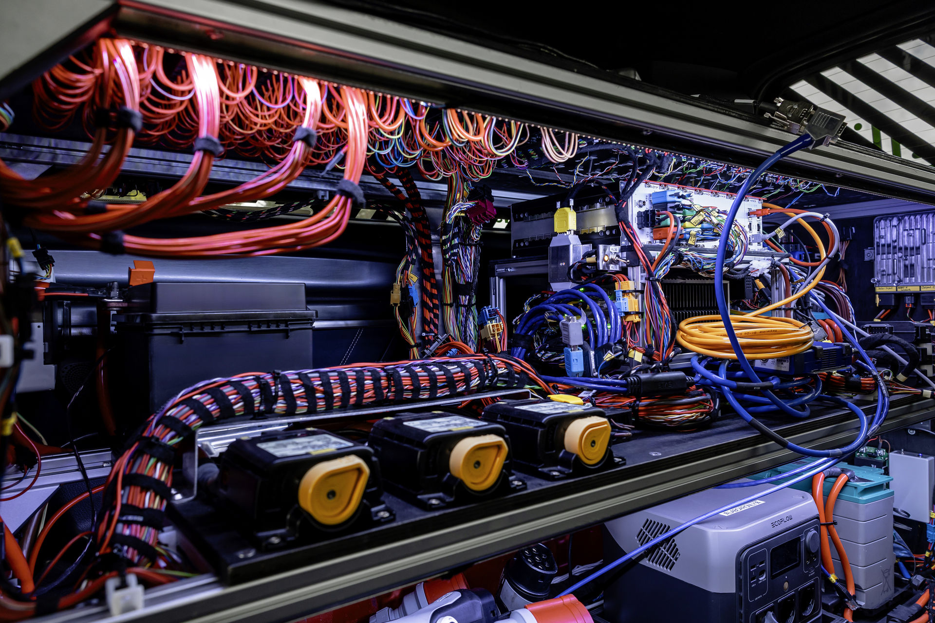 Mercedes Benz ELF: Laden von Elektrofahrzeugen neu gedacht Mercedes Benz ELF: a novel approach to charging electric vehicles Mercedes Benz ELF: Laden von Elektrofahrzeugen neu gedacht Mercedes Benz ELF: a novel approach to charging electric vehicles