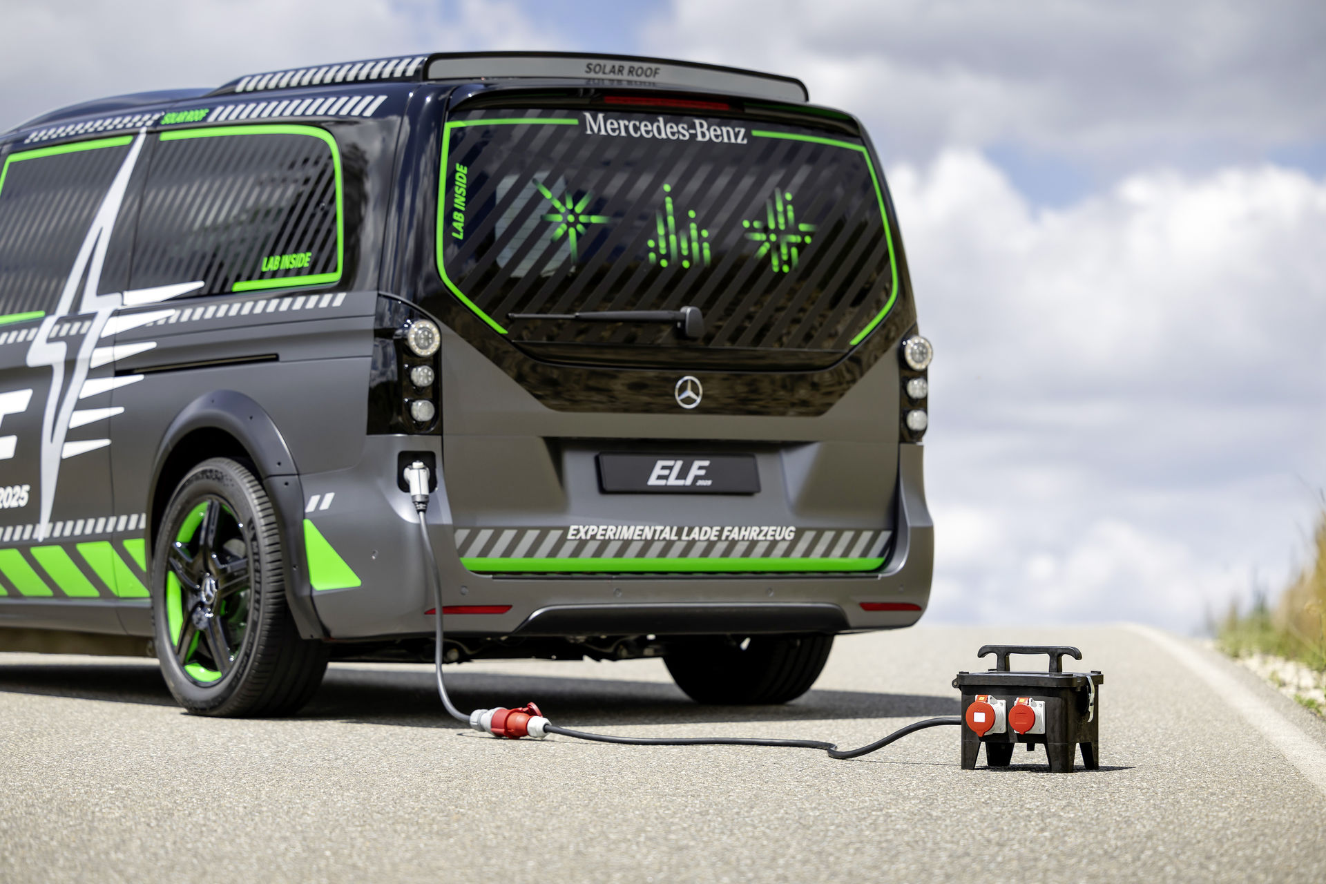 Mercedes Benz ELF: Laden von Elektrofahrzeugen neu gedacht Mercedes Benz ELF: a novel approach to charging electric vehicles Mercedes Benz ELF: Laden von Elektrofahrzeugen neu gedacht Mercedes Benz ELF: a novel approach to charging electric vehicles