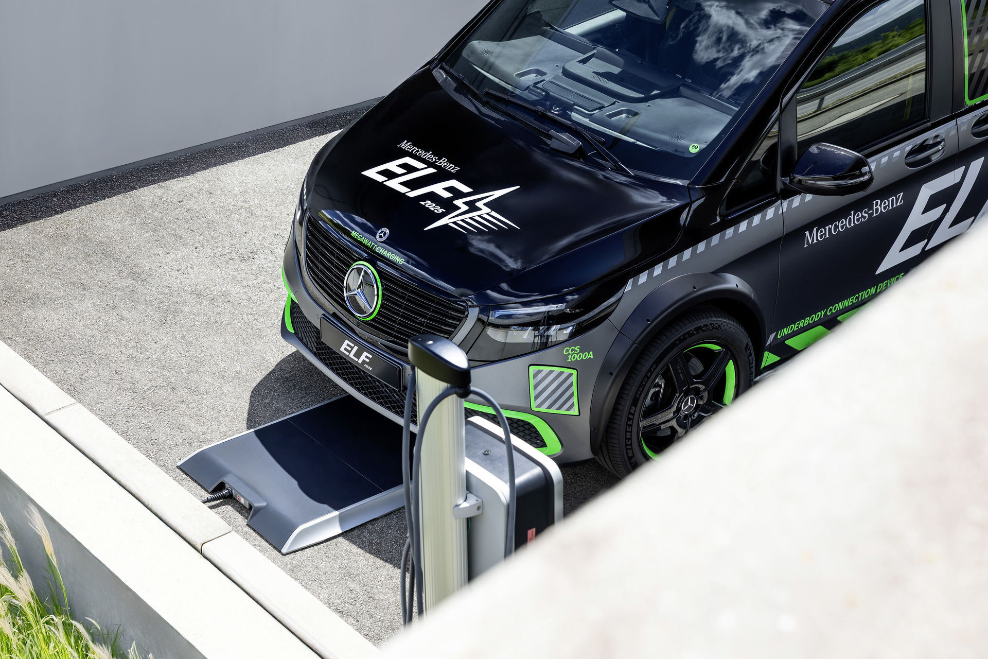 Mercedes Benz ELF: Laden von Elektrofahrzeugen neu gedacht Mercedes Benz ELF: a novel approach to charging electric vehicles Mercedes Benz ELF: Laden von Elektrofahrzeugen neu gedacht Mercedes Benz ELF: a novel approach to charging electric vehicles