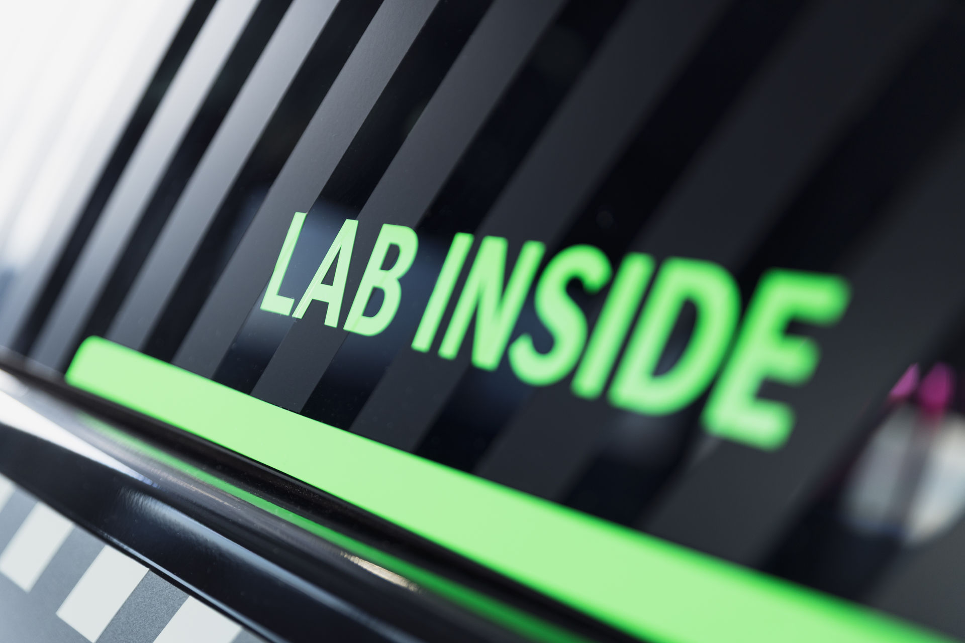 Mercedes Benz ELF: Laden von Elektrofahrzeugen neu gedacht Mercedes Benz ELF: a novel approach to charging electric vehicles Mercedes Benz ELF: Laden von Elektrofahrzeugen neu gedacht Mercedes Benz ELF: a novel approach to charging electric vehicles