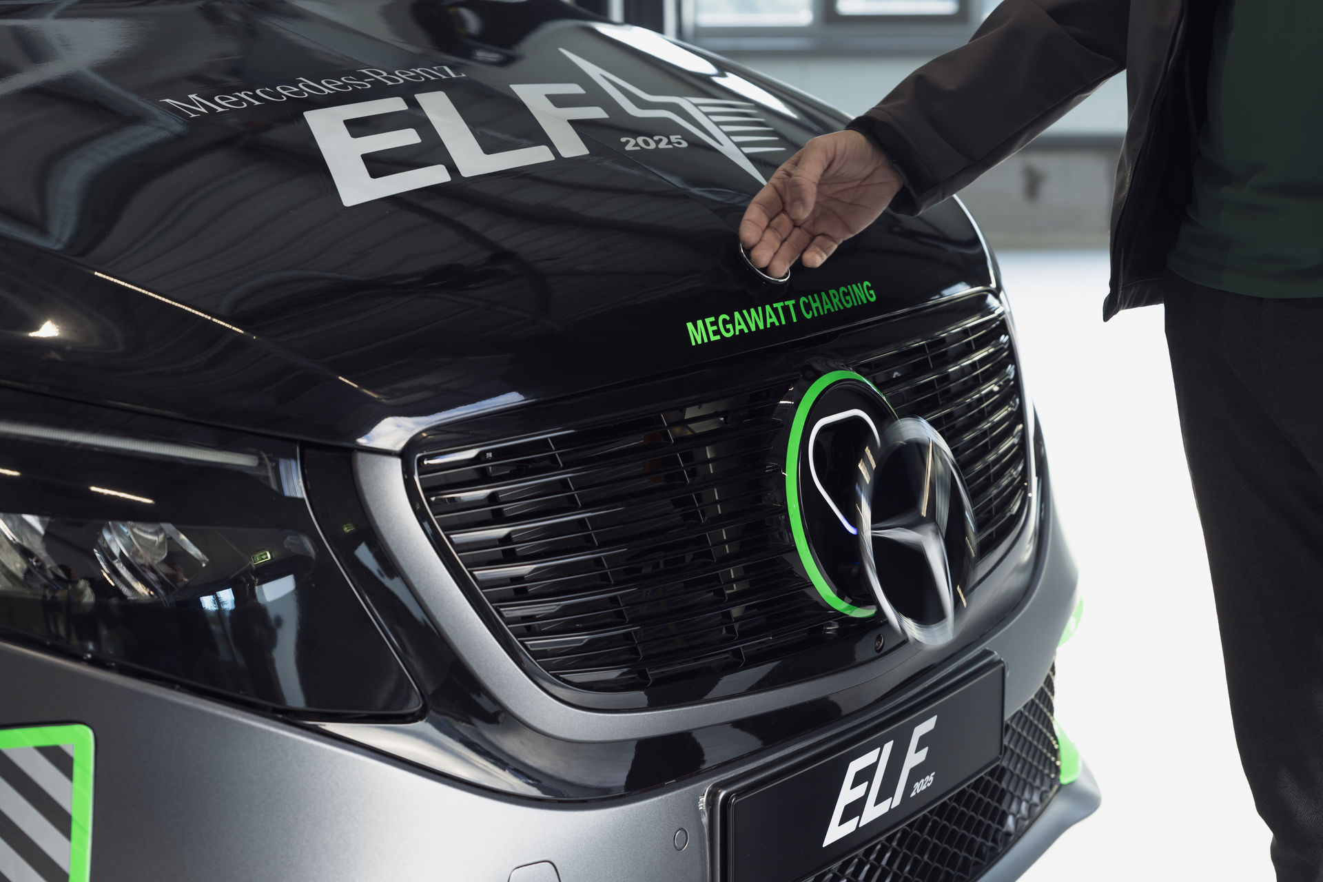 Mercedes Benz ELF: Laden von Elektrofahrzeugen neu gedacht Mercedes Benz ELF: a novel approach to charging electric vehicles Mercedes Benz ELF: Laden von Elektrofahrzeugen neu gedacht Mercedes Benz ELF: a novel approach to charging electric vehicles