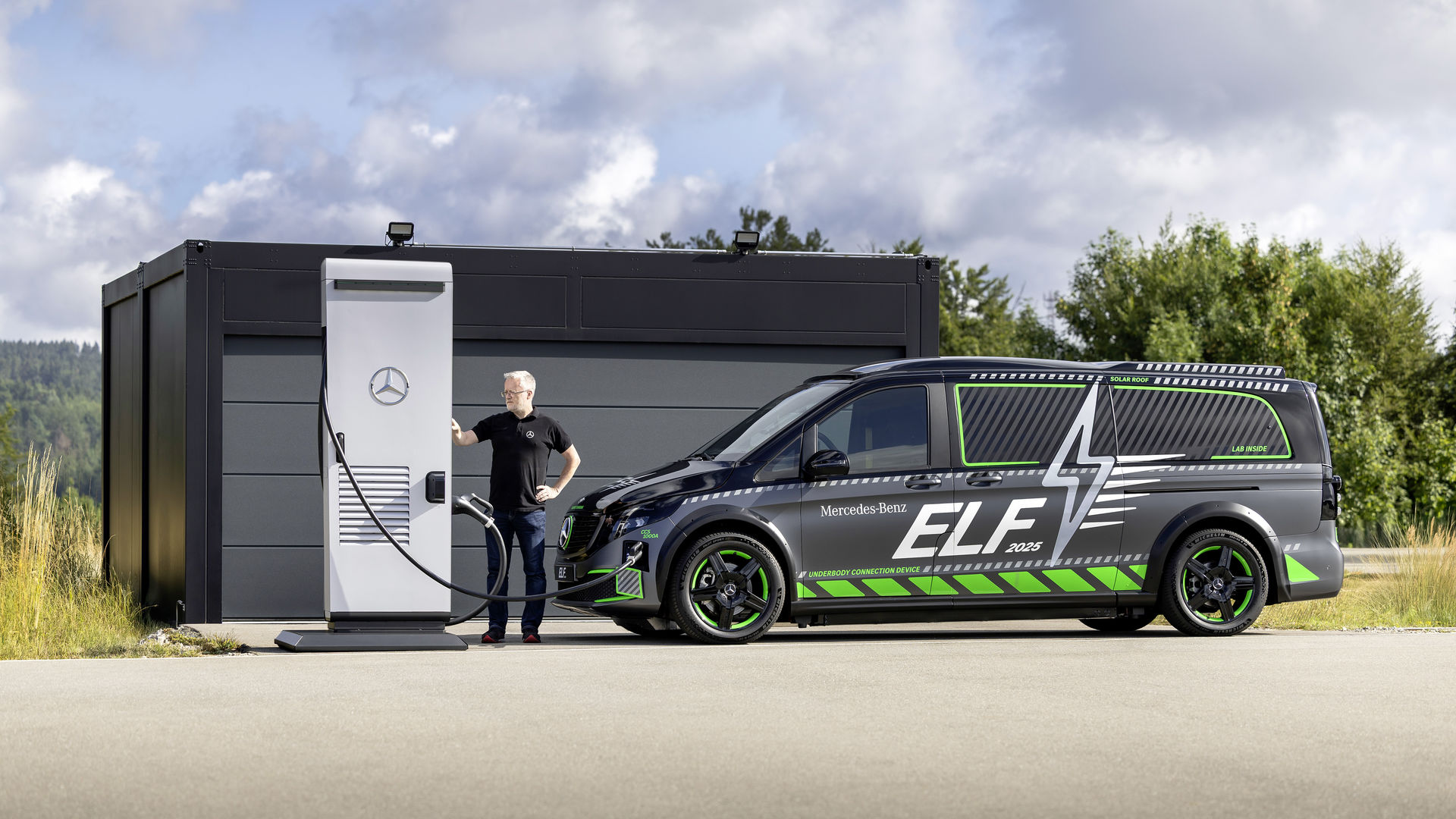 Mercedes Benz ELF: Laden von Elektrofahrzeugen neu gedacht Mercedes Benz ELF: a novel approach to charging electric vehicles