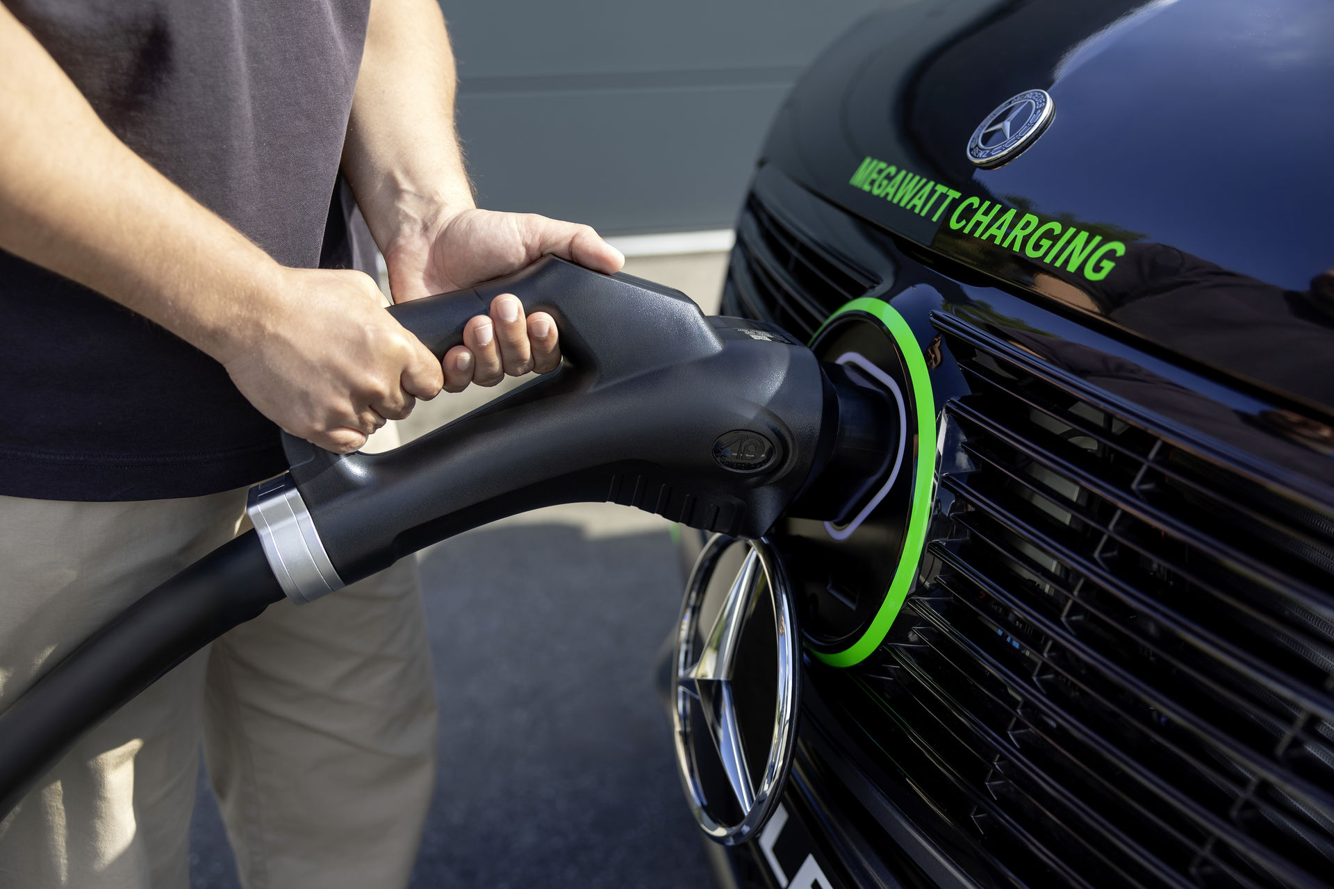 Mercedes Benz ELF: Laden von Elektrofahrzeugen neu gedacht Mercedes Benz ELF: a novel approach to charging electric vehicles Mercedes Benz ELF: Laden von Elektrofahrzeugen neu gedacht Mercedes Benz ELF: a novel approach to charging electric vehicles