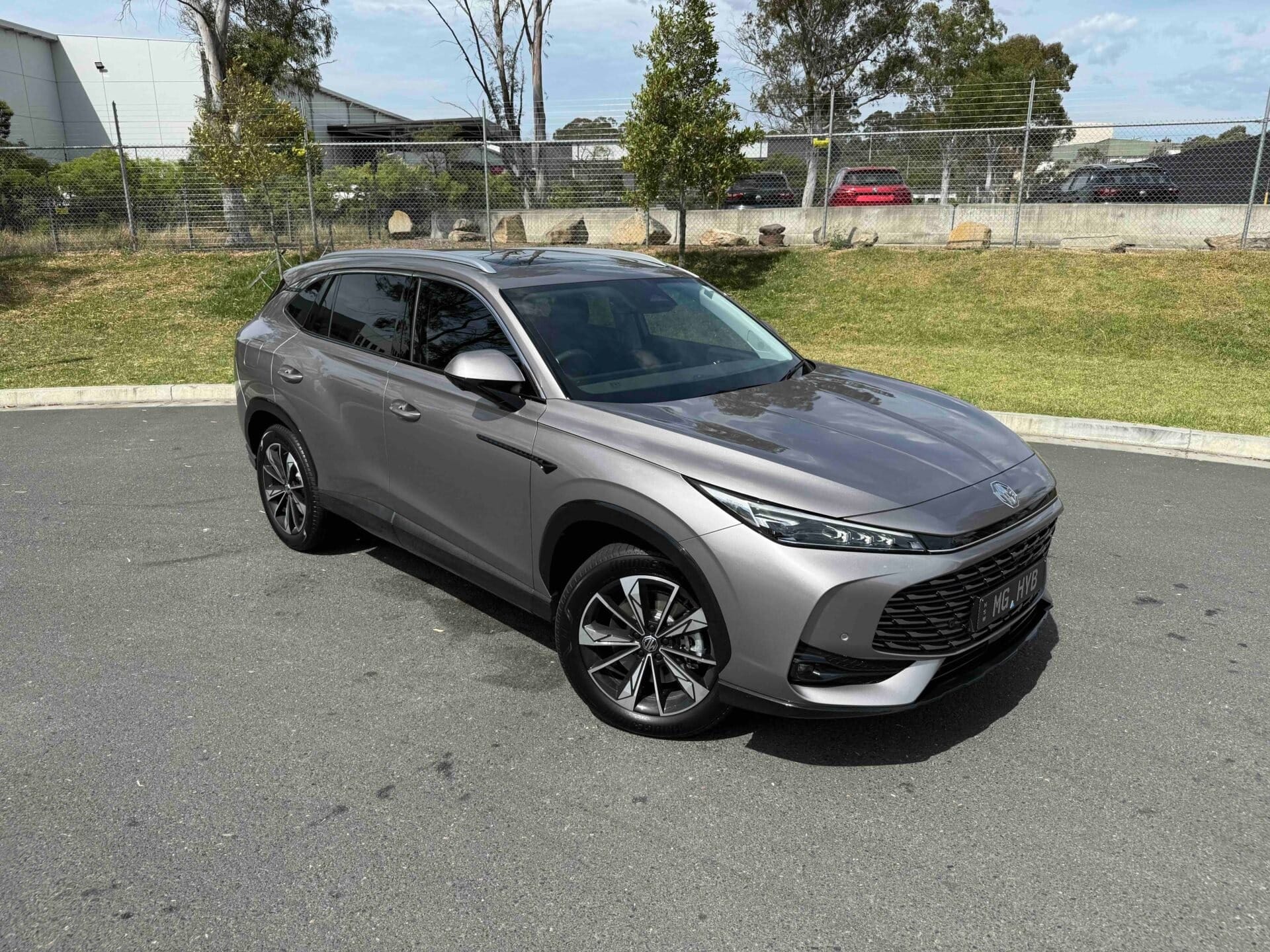 MG HS Hybrid+ 2026: Το SUV που καίει σαν μοτοποδήλατο και οδηγεί σαν Premium!