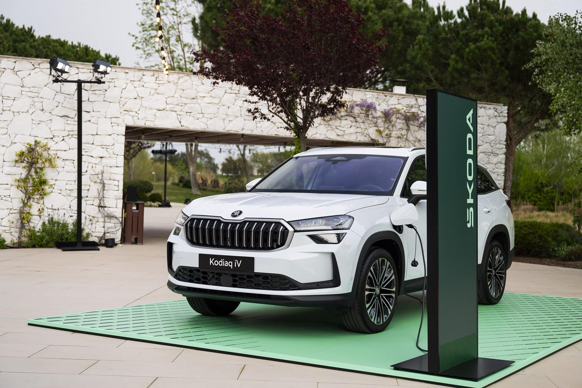 Το μεγάλο SUV της Skoda πλέον υβριδικό – Δες τι κάνει το Kodiaq PHEV!