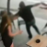 Σοκάρει το βίντεο με τον άγριο ξυλοδαρμό 52χρονου μέχρι θανάτου έξω από μπαρ στο Ναύπλιο – Τον χτύπησαν με κοκάλινα γάντια
