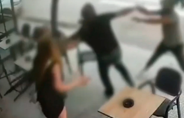 Σοκάρει το βίντεο με τον άγριο ξυλοδαρμό 52χρονου μέχρι θανάτου έξω από μπαρ στο Ναύπλιο – Τον χτύπησαν με κοκάλινα γάντια