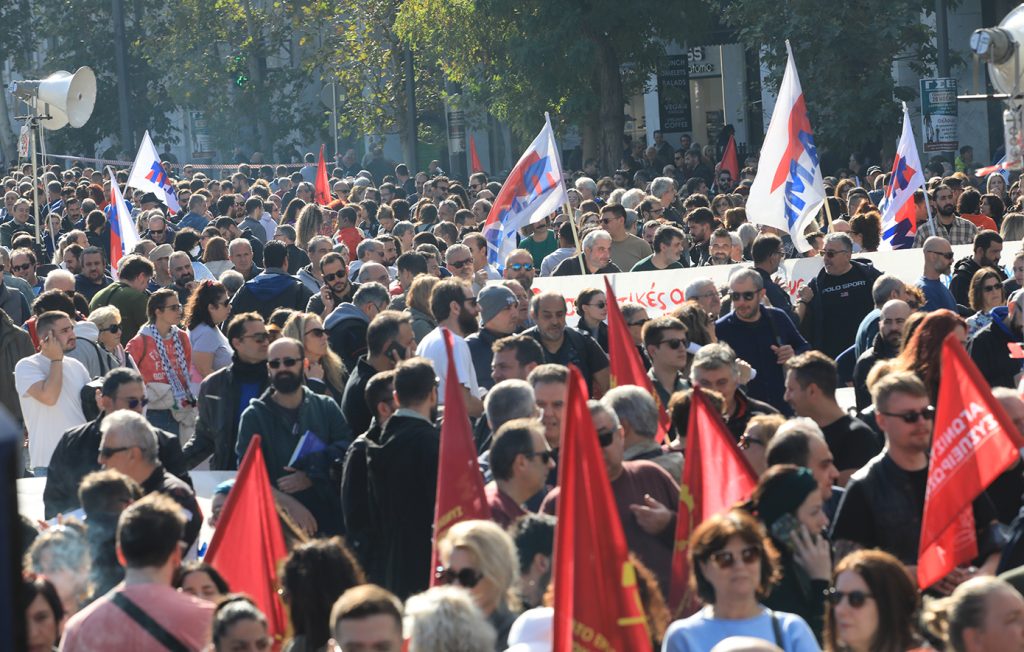 Σε απεργιακό κλοιό η χώρα – Συγκεντρώσεις στο κέντρο της Αθήνας και άλλες πόλεις – Πώς θα κινηθούν τα μέσα μεταφοράς