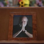 Λαϊκό προσκύνημα στο παρεκκλήσι της Μητρόπολης Αθηνών στη σορό του Διονύση Σαββόπουλου