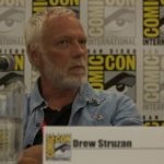 Πέθανε ο Ντρου Στρούζαν, ο καλλιτέχνης που δημιούργησε εμβληματικές κινηματογραφικές αφίσες