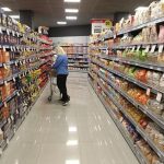 ΕΚΠΟΙΖΩ: Ημίμετρο, με ημερομηνία λήξης, οι μειώσεις των τιμών στα προϊόντα σούπερ μάρκετ