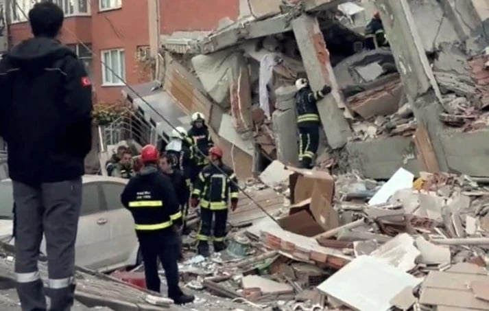 Τουρκία: Κατέρρευσε πολυκατοικία, υπάρχουν φόβοι πως έχουν εγκλωβιστεί άνθρωποι