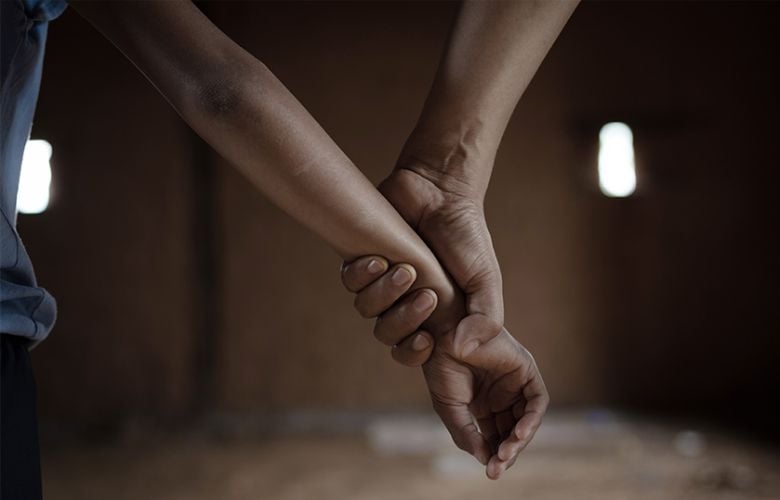 Επίθεση με πιρούνι σε έγκυο: Ούρλιαζε η γυναίκα – Την κάρφωσε πάνω από 110 φορές ο σύζυγός της