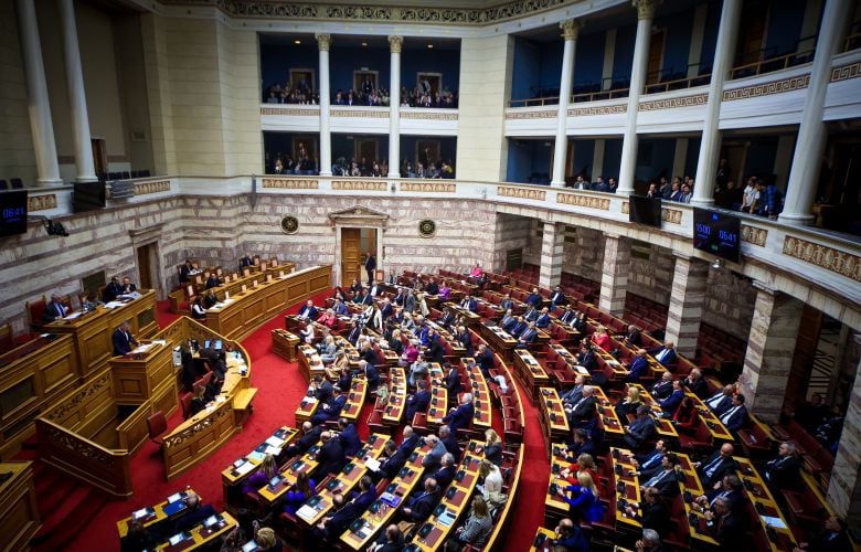Κατατέθηκε στη Βουλή το προσχέδιο προϋπολογισμού 2026: Ανάπτυξη 2,4% και πληθωρισμός 2,2% το 2026