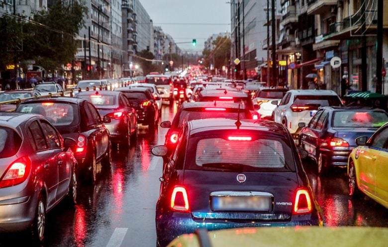 Προβλήματα από την ισχυρή βροχόπτωση σε Αττική και Τροιζηνία – Διακοπή κυκλοφορίας στην Ποσειδώνος, φούσκωσε ο Κηφισός