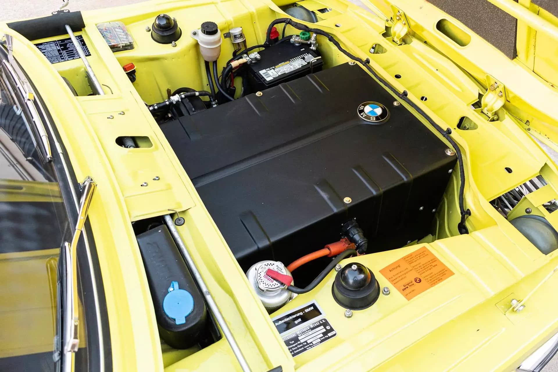 Μια κλασσική «μπέμπα» 2002 φόρεσε «καρδιά» Tesla και μπήκε στη πρίζα!
<p data-wpview-marker=