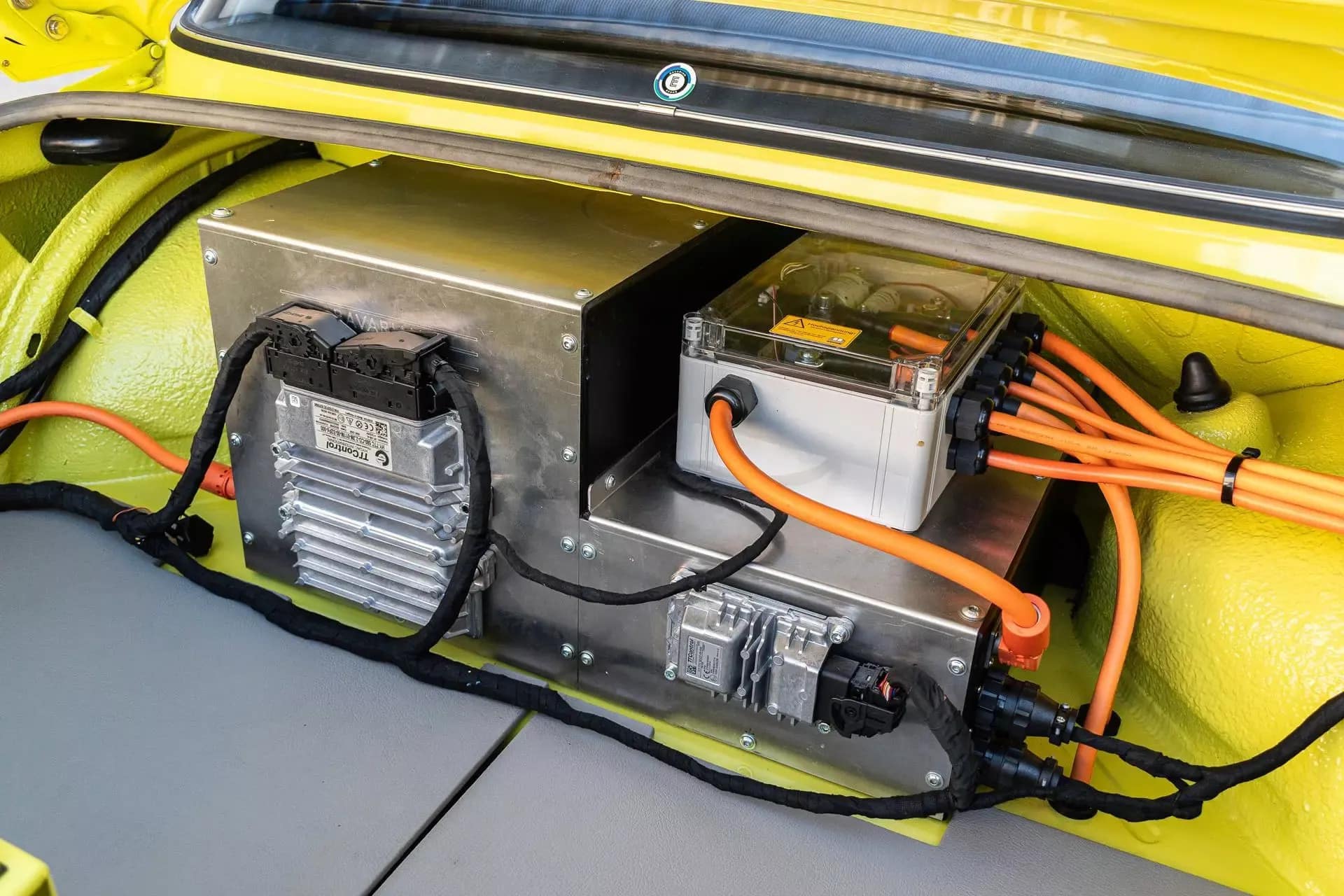 Μια κλασσική «μπέμπα» 2002 φόρεσε «καρδιά» Tesla και μπήκε στη πρίζα!
<p data-wpview-marker=