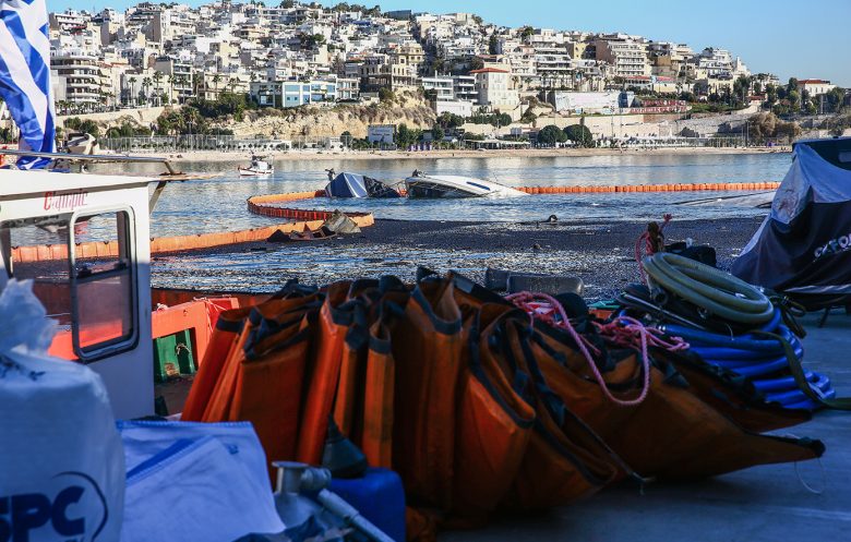 Τέσσερα σκάφη βυθίστηκαν μετά από μεγάλη φωτιά στη Μαρίνα Ζέας – Πώς ξεκίνησε η καταστροφή, «σίγουρα δεν είναι εμπρησμός»