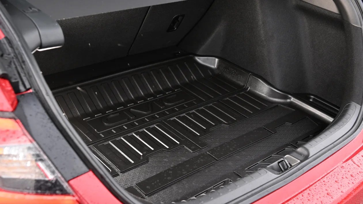 Honda Civic vs SEAT Leon: Ποιο οικογενειακό hatchback είναι το τέλειο αντίδοτο στα SUV;