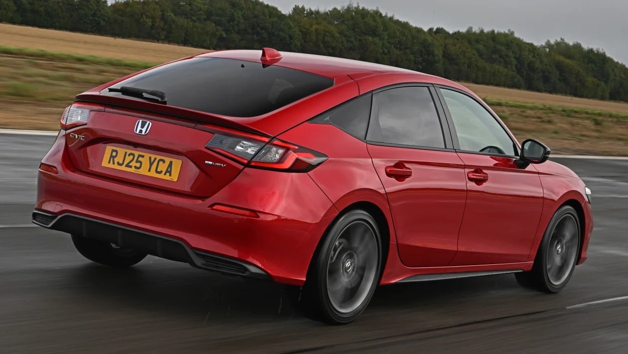 Honda Civic vs SEAT Leon: Ποιο οικογενειακό hatchback είναι το τέλειο αντίδοτο στα SUV;