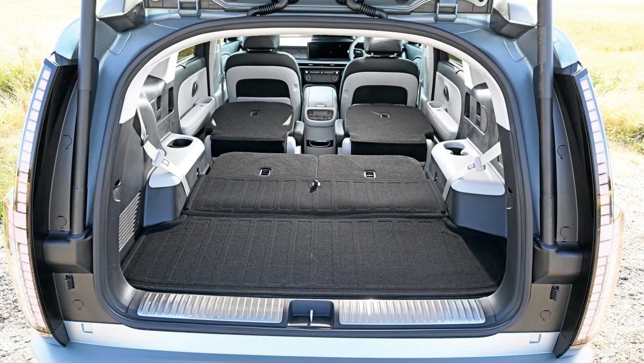 Hyundai Ioniq 9 vs Peugeot E-5008: Ποιο ηλεκτρικό επταθέσιο SUV κερδίζει;