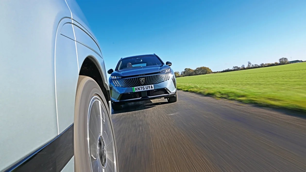 Hyundai Ioniq 9 vs Peugeot E-5008: Ποιο ηλεκτρικό επταθέσιο SUV κερδίζει;