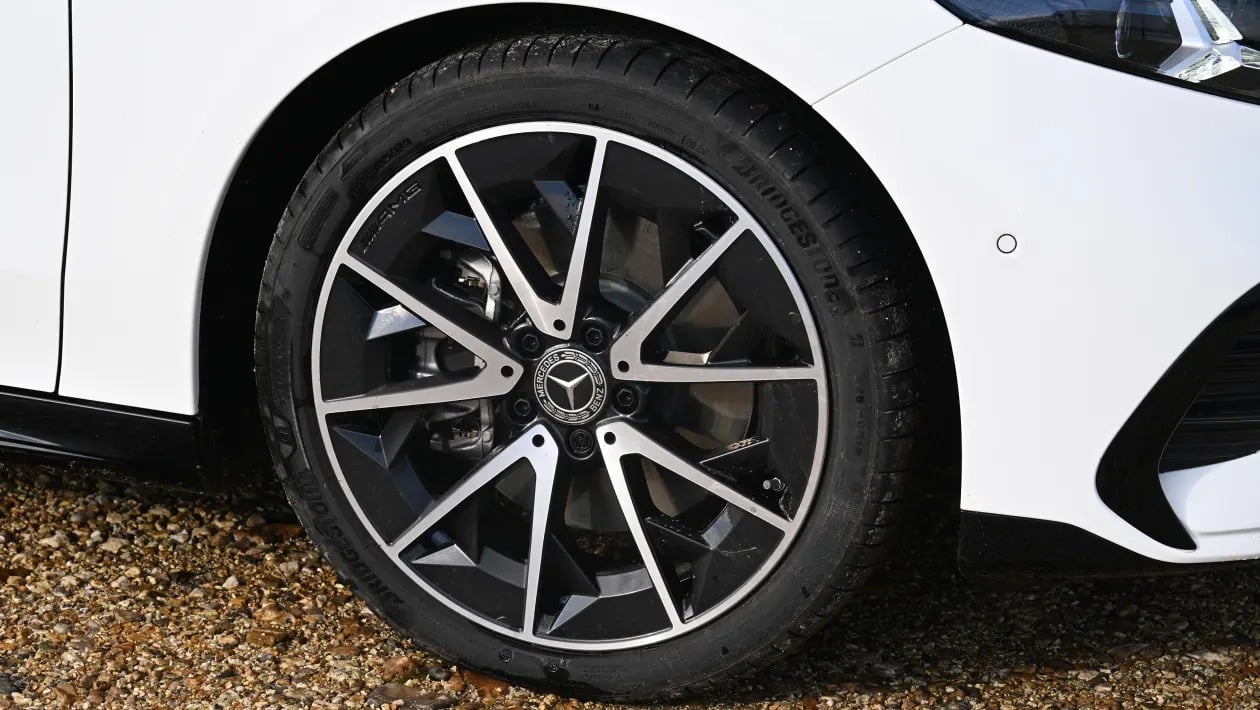 Elite μονομαχία - Tesla Model 3 vs Mercedes CLA: Ποιο ηλεκτρικό sedan κερδίζει;