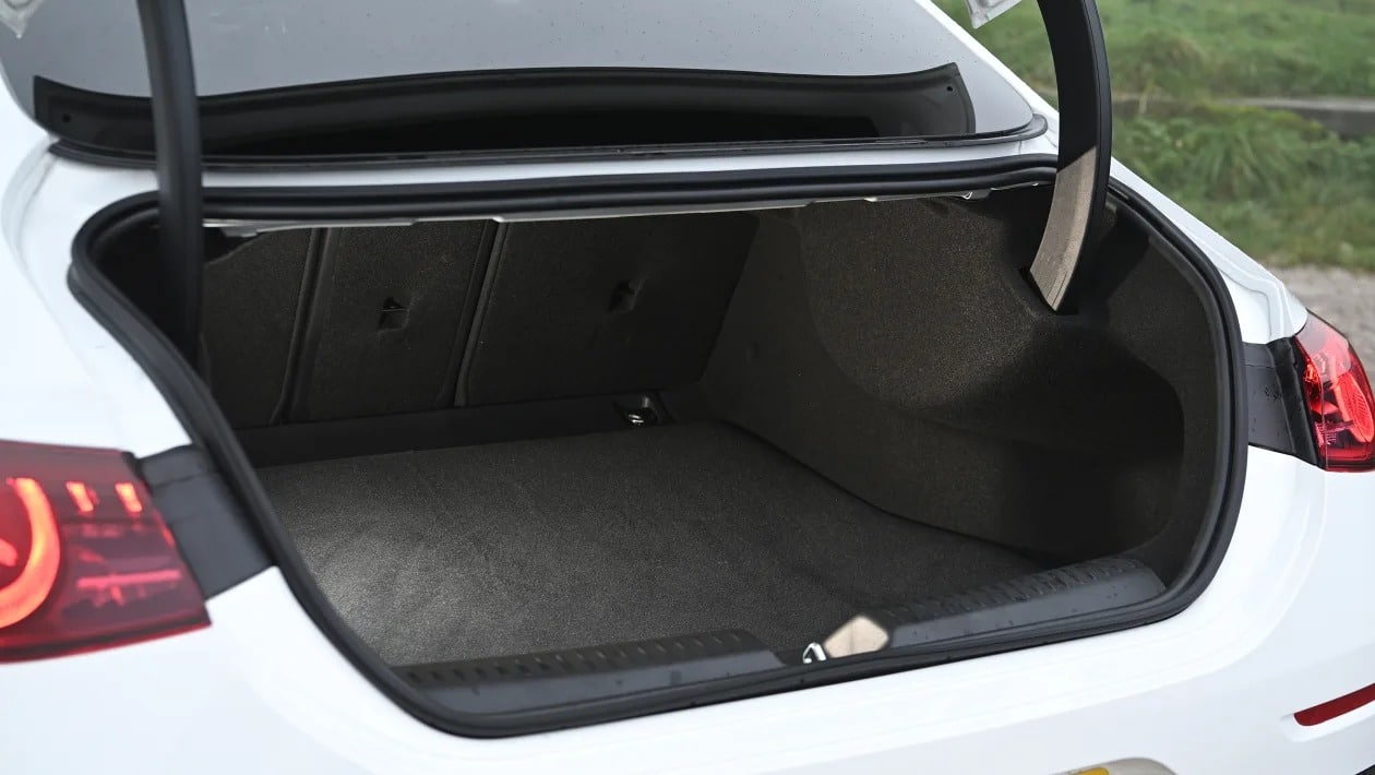 Elite μονομαχία - Tesla Model 3 vs Mercedes CLA: Ποιο ηλεκτρικό sedan κερδίζει;