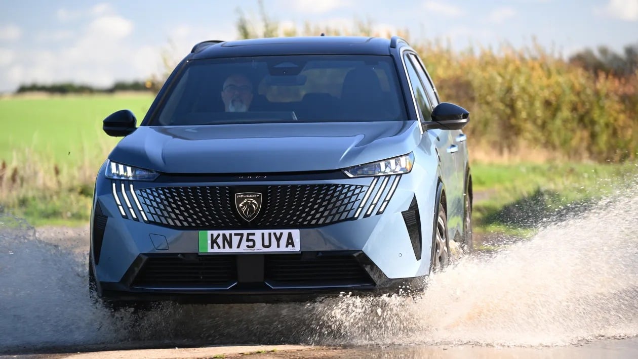 Hyundai Ioniq 9 vs Peugeot E-5008: Ποιο ηλεκτρικό επταθέσιο SUV κερδίζει;