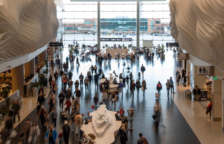 Η αμερικανική κυβέρνηση θα απαιτήσει από τις εταιρείες αεροπορικών μεταφορών να μειώσουν τις πτήσεις από την Παρασκευή