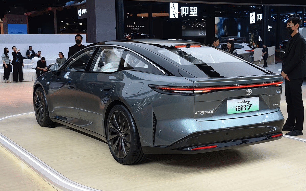 Το νέο κινεζικό ηλεκτρικό σεντάν bZ7 της Toyota κάνει ντεμπούτο