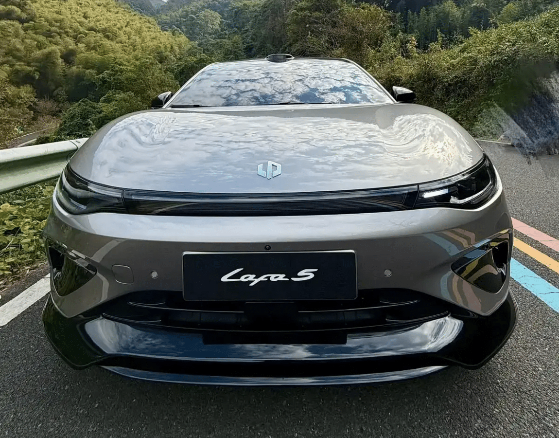 Η Leapmotor παρουσιάζει το B10 Ultra