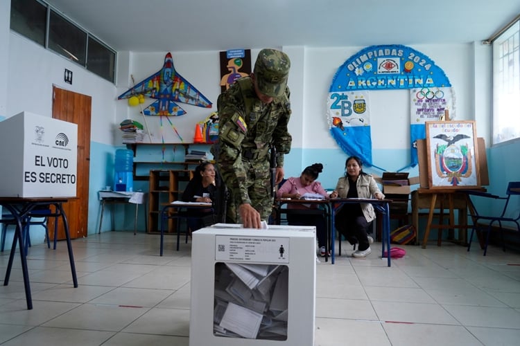 Δημοψήφισμα στον Ισημερινό: Οι πολίτες απέρριψαν την επιστροφή των ξένων στρατιωτικών βάσεων