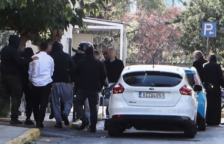 Στη φυλακή η αρχηγός και άλλα δύο ως μέλη του κυκλώματος ναρκωτικών με τον ρασοφόρο παλαιοημερολογίτη