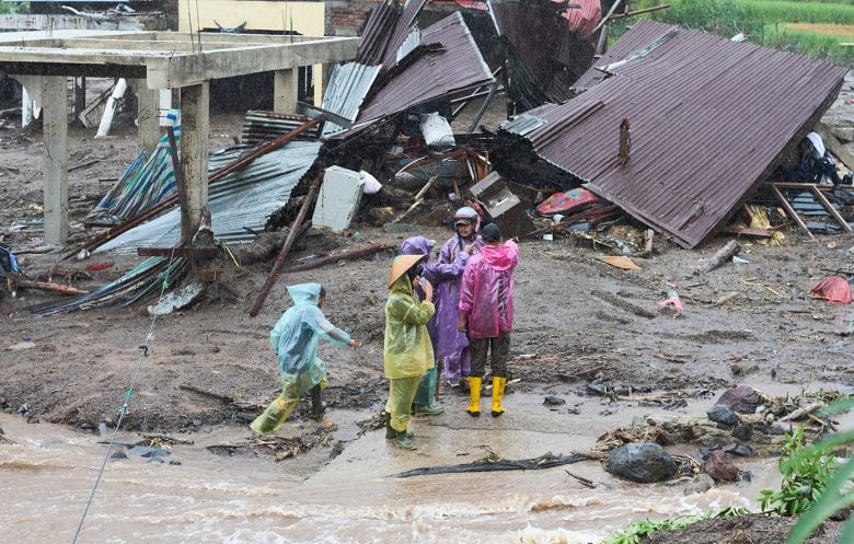 Τραγικός απολογισμός μετά τις πλημμύρες στην Ινδονησία – Πάνω από 80 οι νεκροί