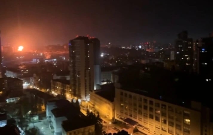 Eυρείας κλίμακας ρωσική επιδρομή με drones και πυραύλους στο Κίεβο – Ένας νεκρός και 15 τραυματίες