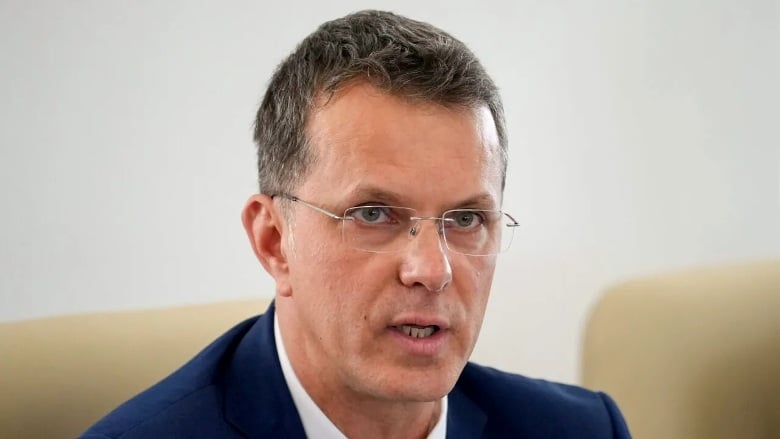 Ρουμανία: Παραιτήθηκε ο υπουργός Άμυνας της χώρας – Παραδέχθηκε ότι είχε πει ψέματα στο βιογραφικό του