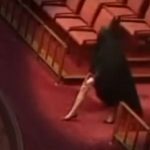 Αυστραλία: Ακροδεξιά γερουσιαστής εμφανίστηκε με μπούρκα μέσα στο κοινοβούλιο και προκάλεσε οργισμένες αντιδράσεις