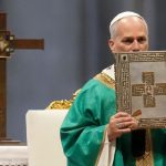 O πάπας Λέων προσευχήθηκε στον τάφο του Αγίου Φραγκίσκου