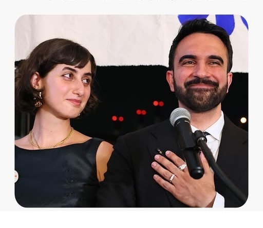 Rama Duwaji: Η 28χρονη Πρώτη Κυρία της Νέας Υόρκης που ενώνει την τέχνη με την κοινωνική αλλαγή