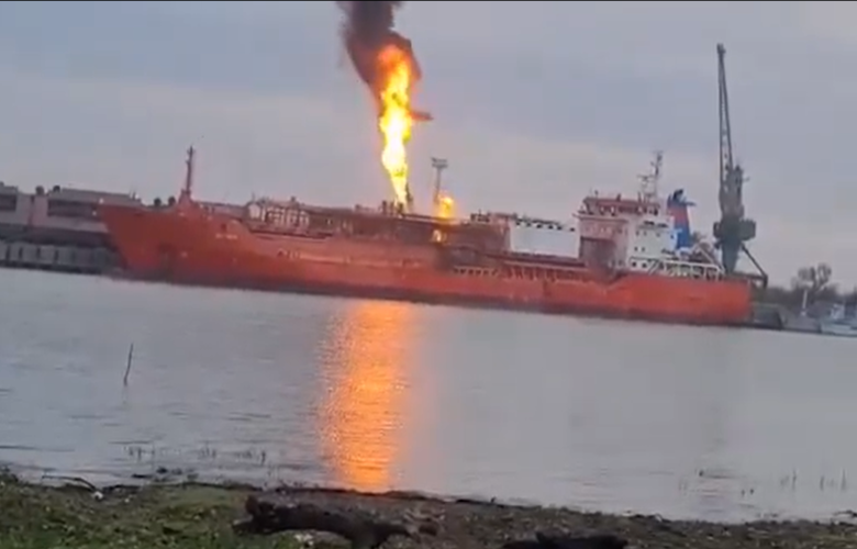 Ρωσική επίθεση κατά τουρκικού δεξαμενόπλοιου που μετέφερε υγραέριο σε λιμάνι της Οδησσού – Δείτε βίντεο