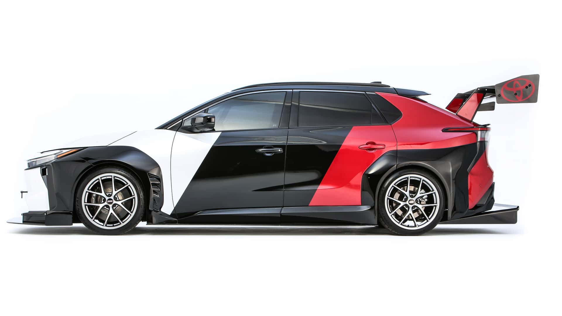 Toyota bZ Time Attack - Δεν υπόσχεται καρδιοχτύπια… τα προκαλεί!