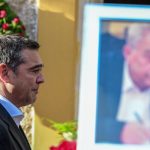 «Έσπασε» ο Αλέξης Τσίπρας στην κηδεία του Αλέκου Φλαμπουράρη: «Σού υπόσχομαι ότι δεν θα παραδώσουμε ούτε την ψυχή μας στη γοητεία της όποιας εξουσίας»