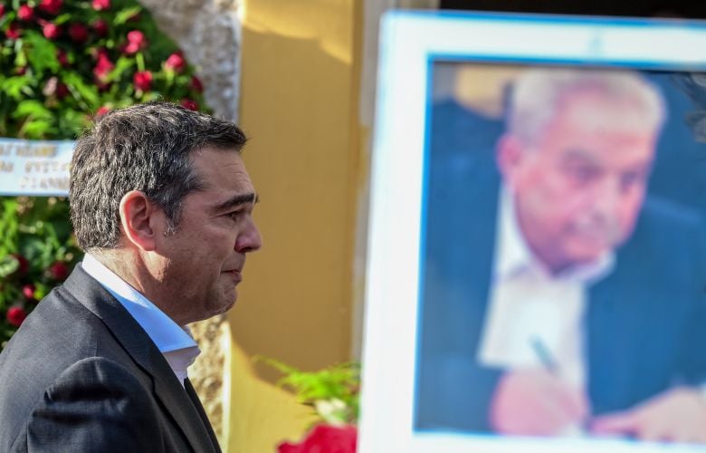 «Έσπασε» ο Αλέξης Τσίπρας στην κηδεία του Αλέκου Φλαμπουράρη: «Σού υπόσχομαι ότι δεν θα παραδώσουμε ούτε την ψυχή μας στη γοητεία της όποιας εξουσίας»