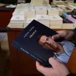 Στα βιβλιοπωλεία κυκλοφορεί η «Ιθάκη» του Αλέξη Τσίπρα – Το παρασκήνιο της περιόδου 2015–2019 και τι λέει για τους παλιούς του συνεργάτες