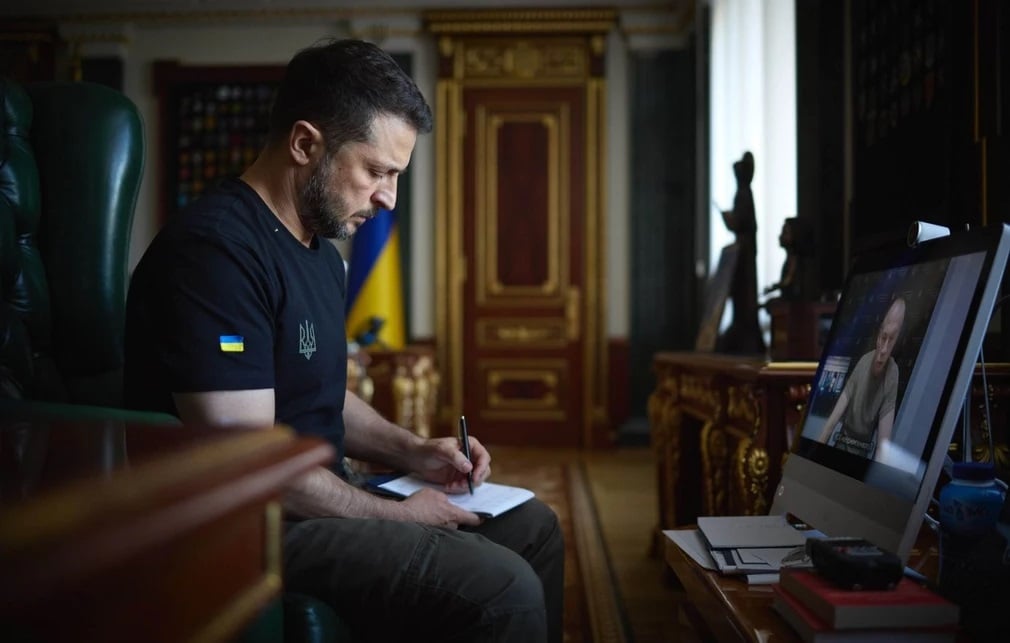 Politico: Το επώδυνο δίλημμα του Ζελένσκι – Να αποδεχθεί το σχέδιο Τραμπ για ειρήνη στην Ουκρανία ή να βασιστεί στους διστακτικούς Ευρωπαίους